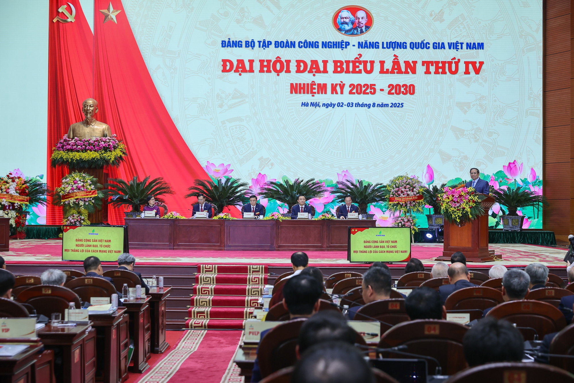 Thủ tướng giao nhiệm vụ cho PVN- Ảnh 1. Thủ tướng giao nhiệm vụ cho PVN- Ảnh 1.