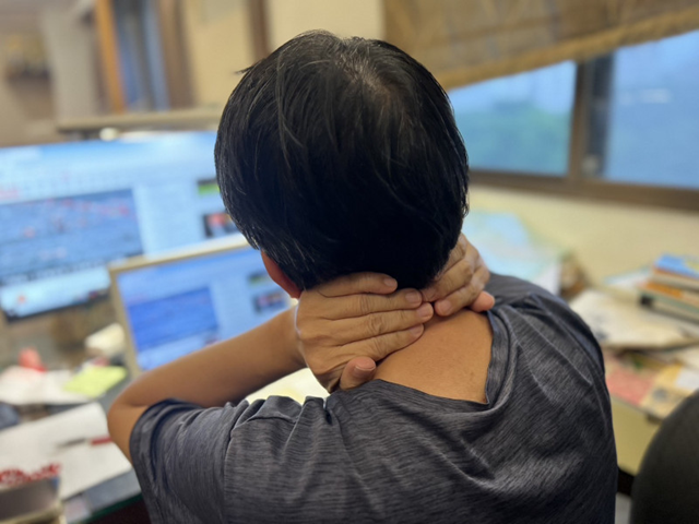 Tự nắn, bẻ cổ "nghe rắc 1 cái", người phụ nữ nhập viện vì tê nửa người, choáng váng- Ảnh 1. Tự nắn, bẻ cổ "nghe rắc 1 cái", người phụ nữ nhập viện vì tê nửa người, choáng váng- Ảnh 1.