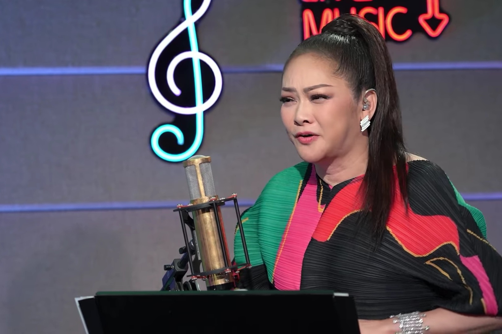 Như Quỳnh hỏi thẳng một đồng nghiệp: "Vậy là hồi xưa không đàng hoàng?"- Ảnh 2. Như Quỳnh hỏi thẳng một đồng nghiệp: "Vậy là hồi xưa không đàng hoàng?"- Ảnh 2.