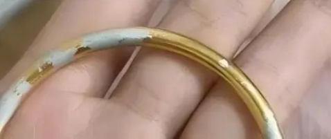 Người phụ nữ nhặt được vòng vàng nhưng vứt đi luôn, 3 ngày sau cảnh sát triệu tập: Tòa phán "chị phải bồi thường 60 triệu đồng"- Ảnh 1. Người phụ nữ nhặt được vòng vàng nhưng vứt đi luôn, 3 ngày sau cảnh sát triệu tập: Tòa phán "chị phải bồi thường 60 triệu đồng"- Ảnh 1.