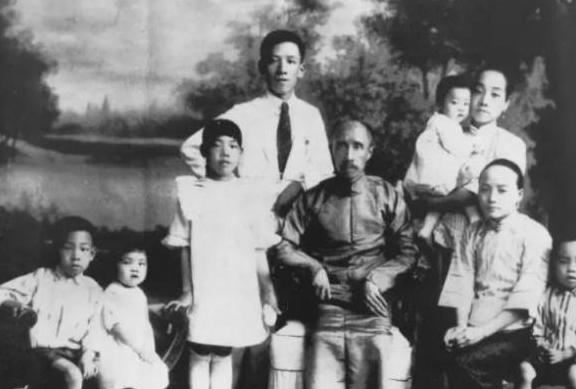 Không ai giàu 3 họ nhưng gia tộc này đã thịnh vượng tới 15 đời, sở hữu hàng nghìn BĐS: Luôn dạy con bí quyết “Tiền bạc là thứ giúp ích ít nhất”- Ảnh 1.