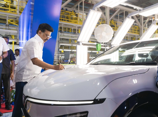 Chưa khai trương, dân Ấn Độ vẫn ào tới các showroom VinFast, sôi sục chờ một thông tin- Ảnh 3.