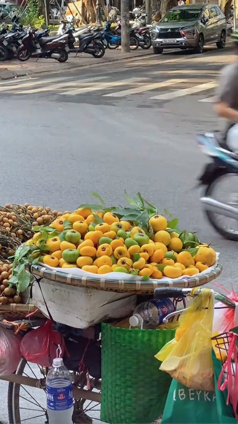 Chuyện lạ giữa mùa hè Hà Nội: Nắng 40 độ nhưng có 1 nơi dân tình Chuyện lạ giữa mùa hè Hà Nội: Nắng 40 độ nhưng có 1 nơi dân tình