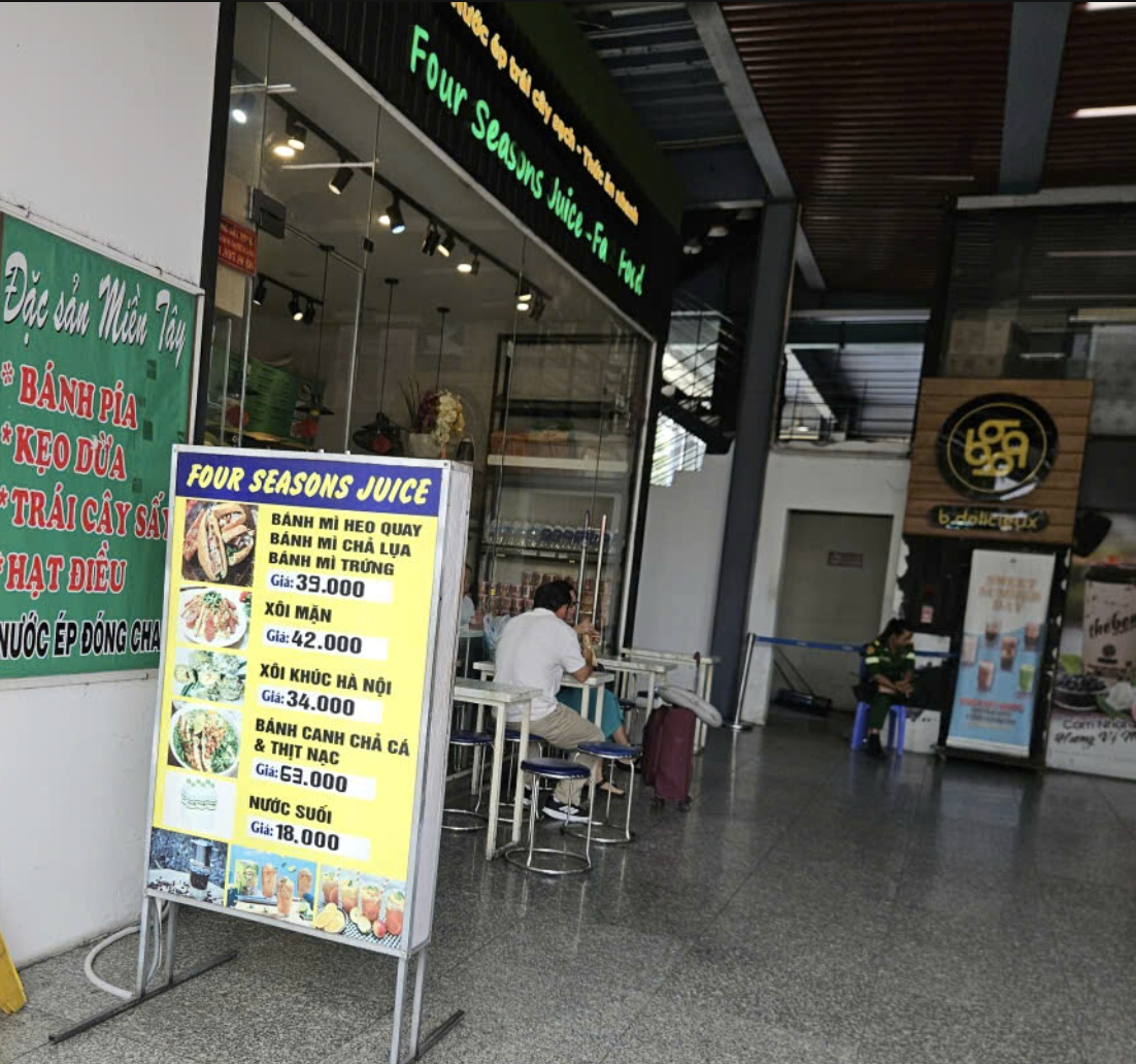 Nhiều hành khách lặng lẽ bỏ đi sau khi nhìn giá phở, mì gói ở sân bay- Ảnh 6.
