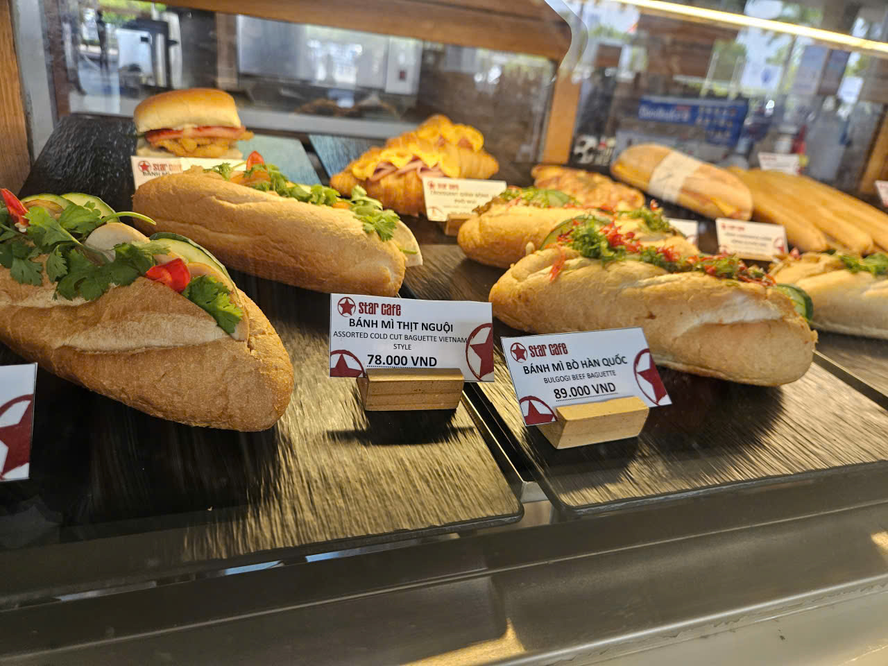 Nhiều hành khách lặng lẽ bỏ đi sau khi nhìn giá phở, mì gói ở sân bay- Ảnh 3.