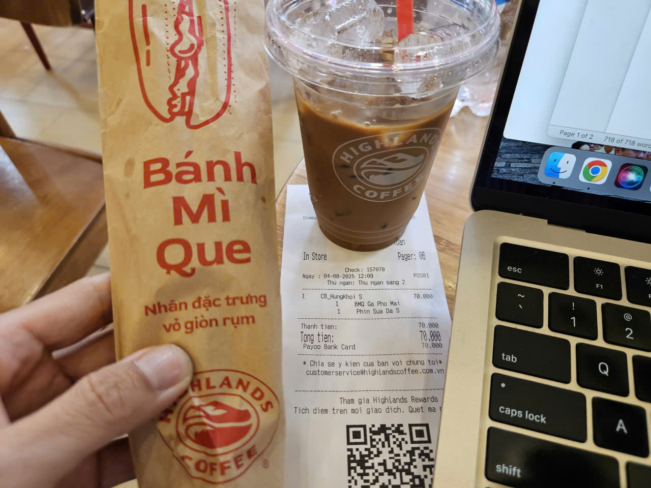 Nhiều hành khách lặng lẽ bỏ đi sau khi nhìn giá phở, mì gói ở sân bay- Ảnh 1.