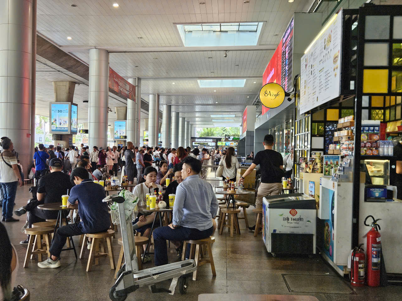 Nhiều hành khách lặng lẽ bỏ đi sau khi nhìn giá phở, mì gói ở sân bay- Ảnh 5.