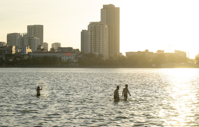 Cảnh tượng lạ trong những chiều Hà Nội 40 độ C- Ảnh 1.