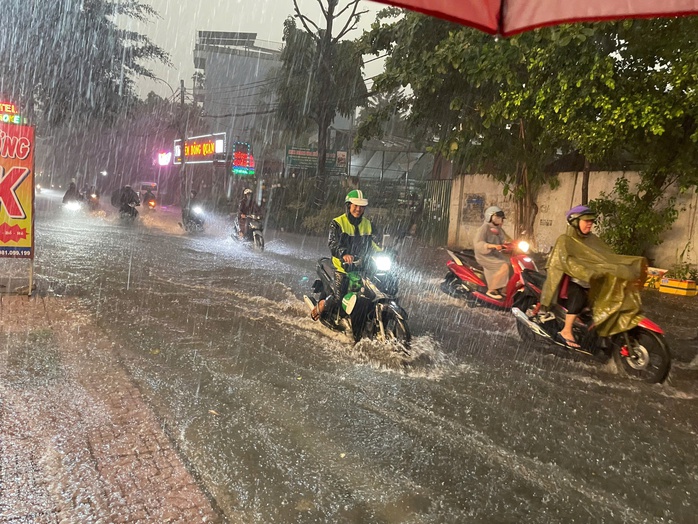 Mưa lớn bất ngờ đổ xuống TP HCM, nhiều tuyến đường đang ngập sâu, xe chết máy- Ảnh 10.