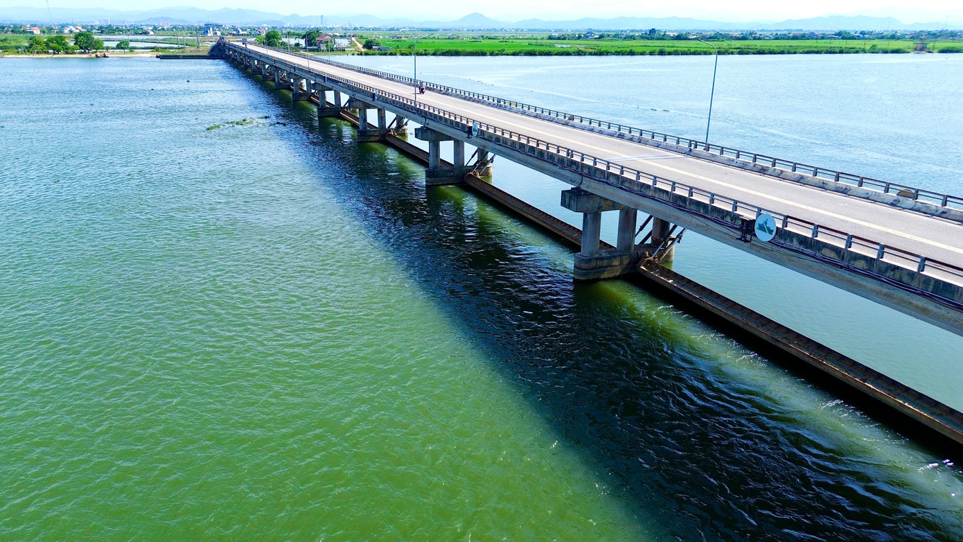 Vì sao Huế điều chỉnh thời gian sửa chữa đập ngăn mặn giữ ngọt lớn nhất Đông Nam Á?- Ảnh 1. Vì sao Huế điều chỉnh thời gian sửa chữa đập ngăn mặn giữ ngọt lớn nhất Đông Nam Á?- Ảnh 1.