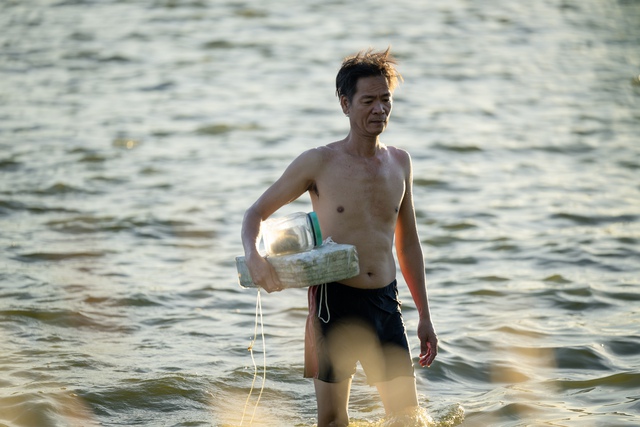 Cảnh tượng lạ trong những chiều Hà Nội 40 độ C- Ảnh 11.