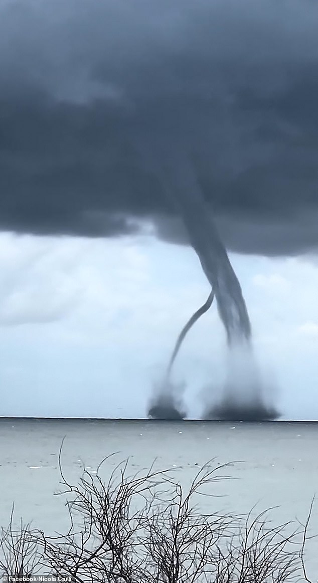 Clip sốc: Vòi rồng cuồn cuộn bất ngờ xuất hiện, cuốn phăng tất cả trên bãi biển đông nghịt người- Ảnh 2.