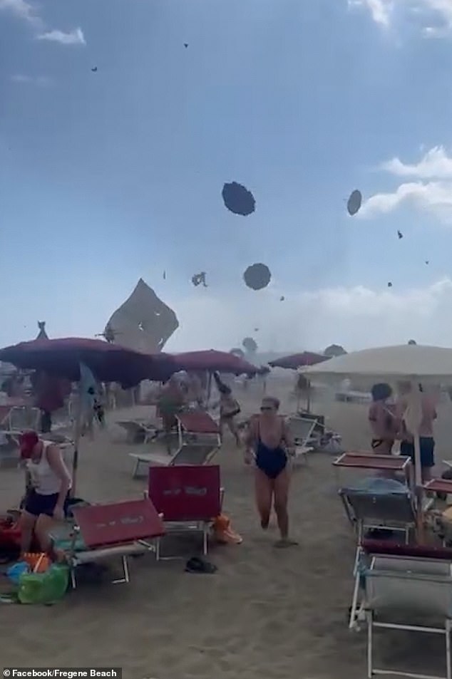 Clip sốc: Vòi rồng cuồn cuộn bất ngờ xuất hiện, cuốn phăng tất cả trên bãi biển đông nghịt người- Ảnh 1.