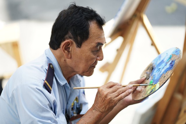 Chuyện của bác "họa sĩ trông xe" dễ thương nhất TP.HCM: Ai đi ngang cũng ngoái lại nhìn!- Ảnh 3.