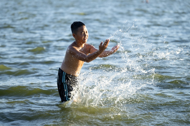 Cảnh tượng lạ trong những chiều Hà Nội 40 độ C- Ảnh 13.