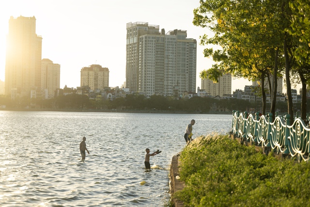 Cảnh tượng lạ trong những chiều Hà Nội 40 độ C- Ảnh 10.