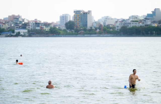 Cảnh tượng lạ trong những chiều Hà Nội 40 độ C- Ảnh 14.