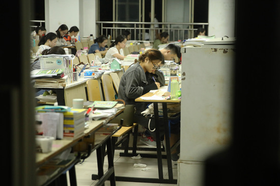 2 kiểu sinh viên dễ bị xã hội đào thải, ra trường CHẮC CHẮN thất nghiệp - Chuyên gia hướng nghiệp nổi tiếng nói thẳng!- Ảnh 2. 2 kiểu sinh viên dễ bị xã hội đào thải, ra trường CHẮC CHẮN thất nghiệp - Chuyên gia hướng nghiệp nổi tiếng nói thẳng!- Ảnh 2.