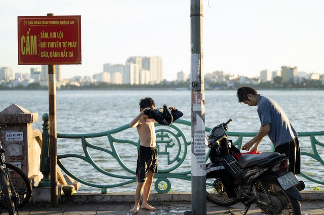 Cảnh tượng lạ trong những chiều Hà Nội 40 độ C- Ảnh 15.