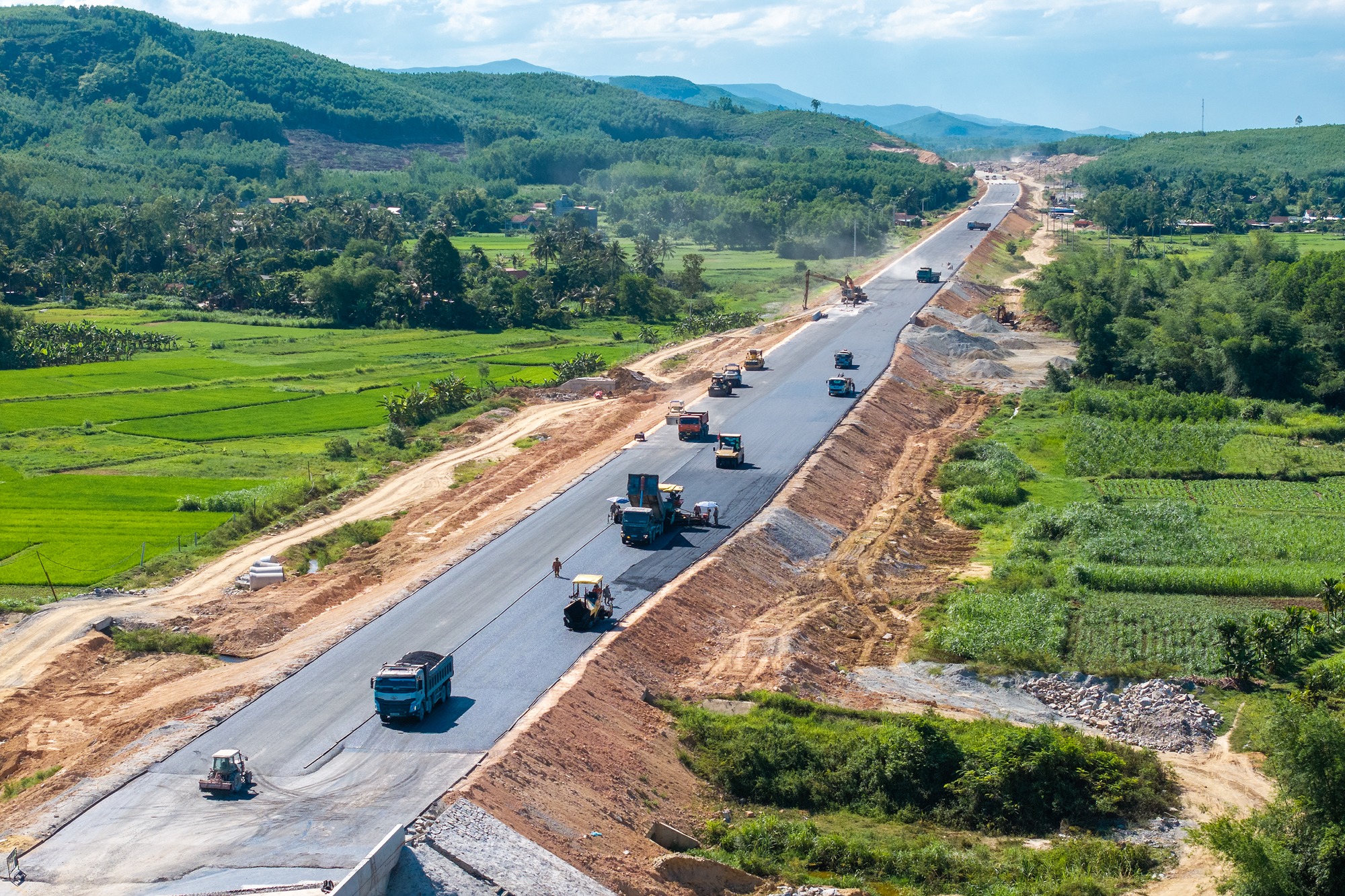 3.100 người, 1.150 thiết bị làm ngày đêm, liên danh Đèo Cả quyết tâm vượt tiến độ dự án lớn nhất cao tốc Bắc - Nam theo chỉ đạo của Thủ tướng- Ảnh 1. 3.100 người, 1.150 thiết bị làm ngày đêm, liên danh Đèo Cả quyết tâm vượt tiến độ dự án lớn nhất cao tốc Bắc - Nam theo chỉ đạo của Thủ tướng- Ảnh 1.