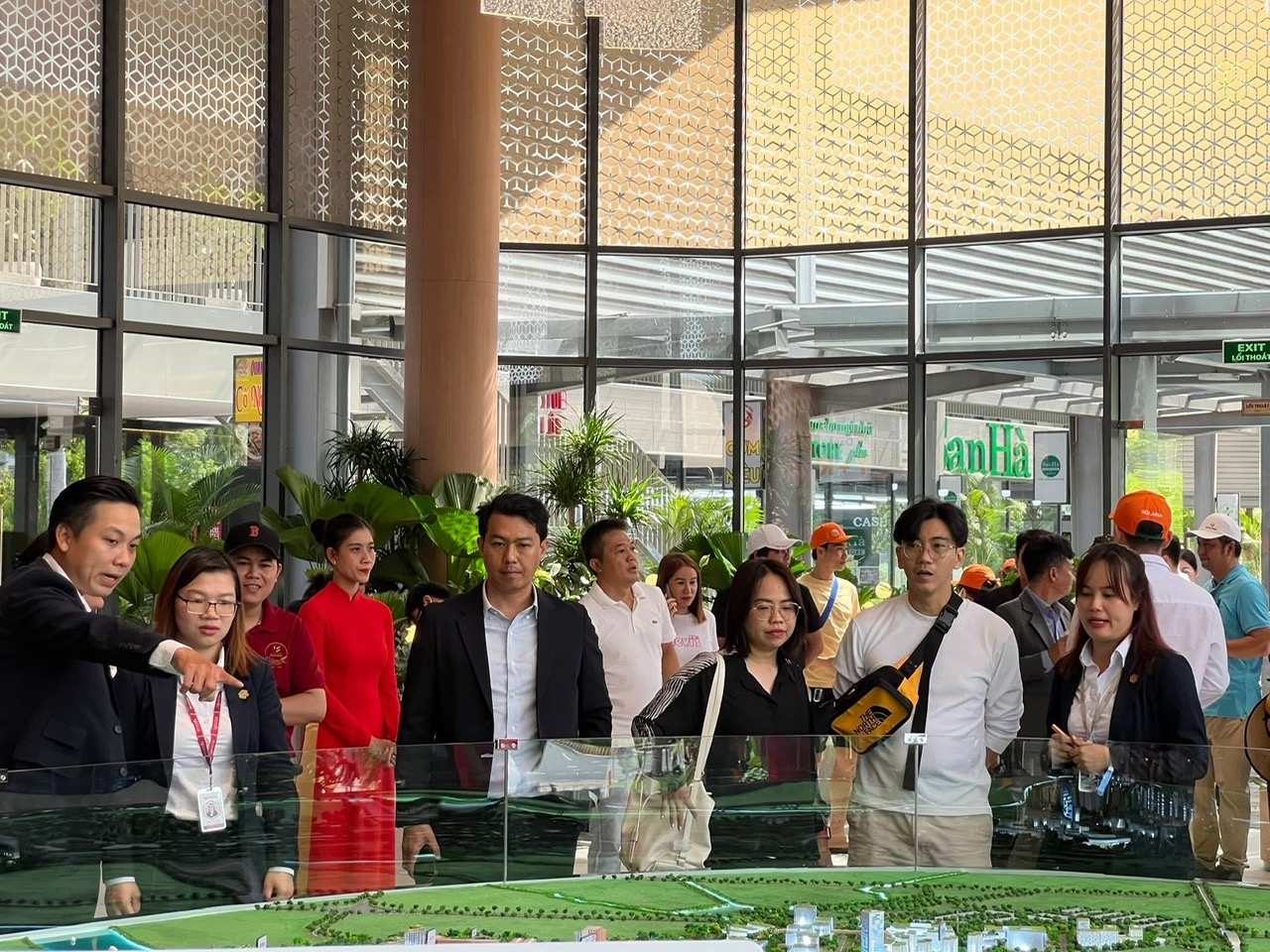 Ecopark, Nam Long, Vinhomes, Prodezi.... đồng loạt ra hàng, thị trường phía Tây Tp.HCM bùng nổ giao dịch- Ảnh 2.
