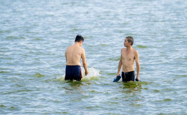 Cảnh tượng lạ trong những chiều Hà Nội 40 độ C- Ảnh 2.