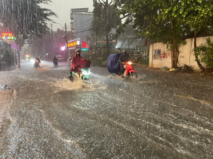Mưa lớn bất ngờ đổ xuống TP HCM, nhiều tuyến đường đang ngập sâu, xe chết máy- Ảnh 8.