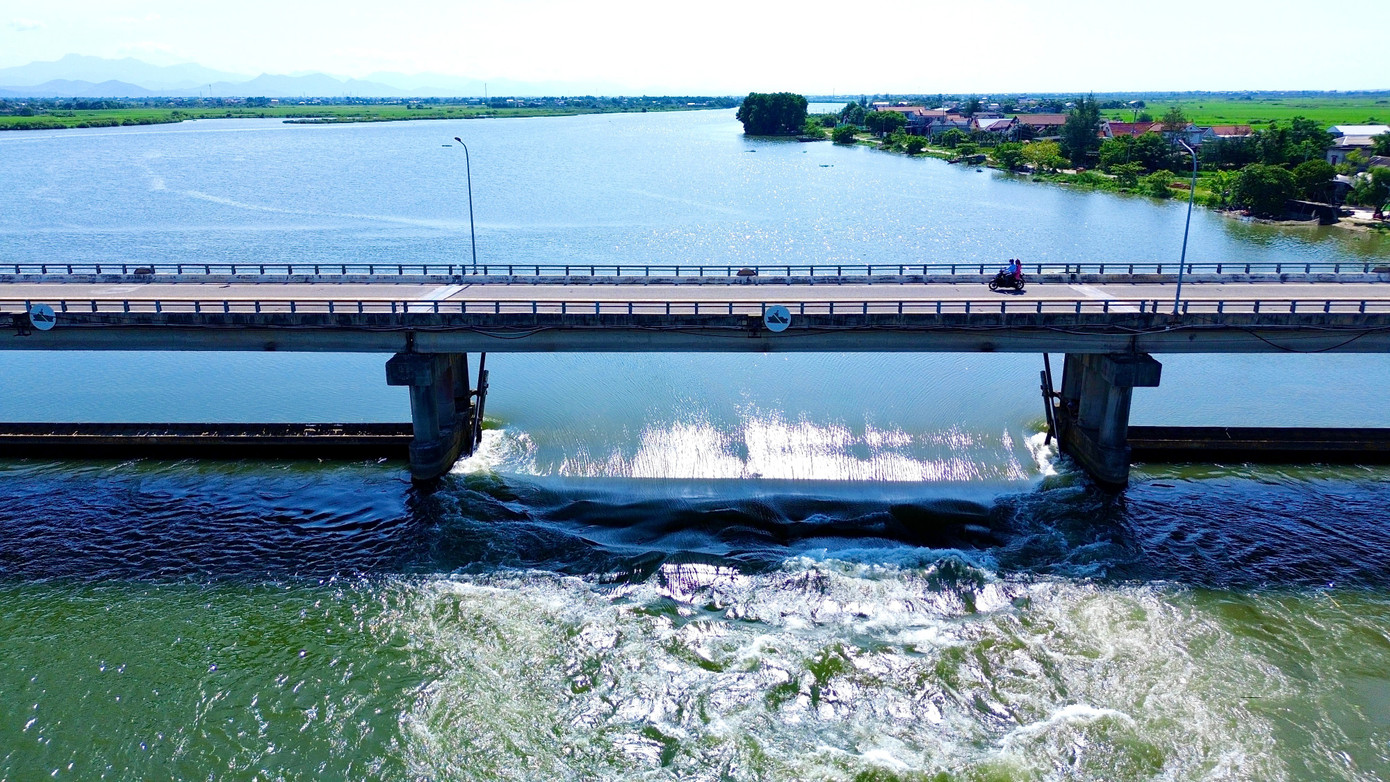 Vì sao Huế điều chỉnh thời gian sửa chữa đập ngăn mặn giữ ngọt lớn nhất Đông Nam Á?- Ảnh 2. Vì sao Huế điều chỉnh thời gian sửa chữa đập ngăn mặn giữ ngọt lớn nhất Đông Nam Á?- Ảnh 2.