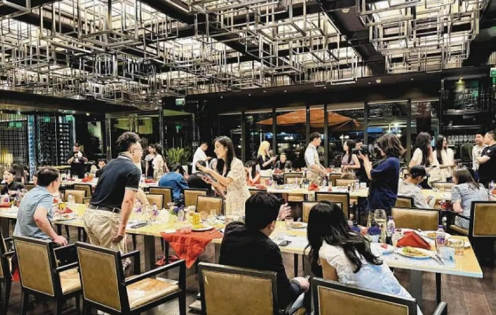 Đột nhập đêm mai mối của giới siêu giàu: Tài sản tối thiếu phải hơn 100 tỷ đồng, nữ giới được tham dự miễn phí nhưng phải đẹp và dưới 30 tuổi- Ảnh 3. Đột nhập đêm mai mối của giới siêu giàu: Tài sản tối thiếu phải hơn 100 tỷ đồng, nữ giới được tham dự miễn phí nhưng phải đẹp và dưới 30 tuổi- Ảnh 3.