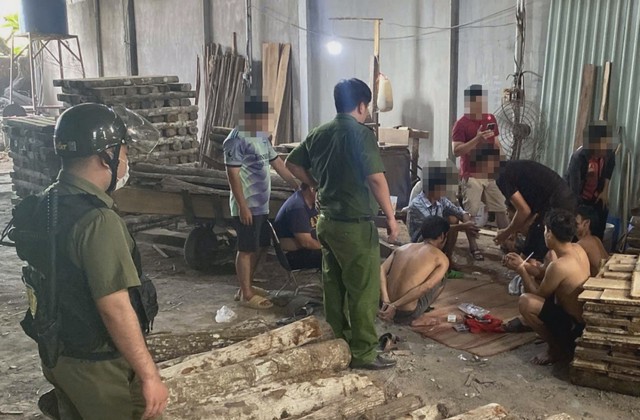 Bắt Lê Quốc Thường cùng 6 người khác trong một xưởng gỗ- Ảnh 1. Bắt Lê Quốc Thường cùng 6 người khác trong một xưởng gỗ- Ảnh 1.
