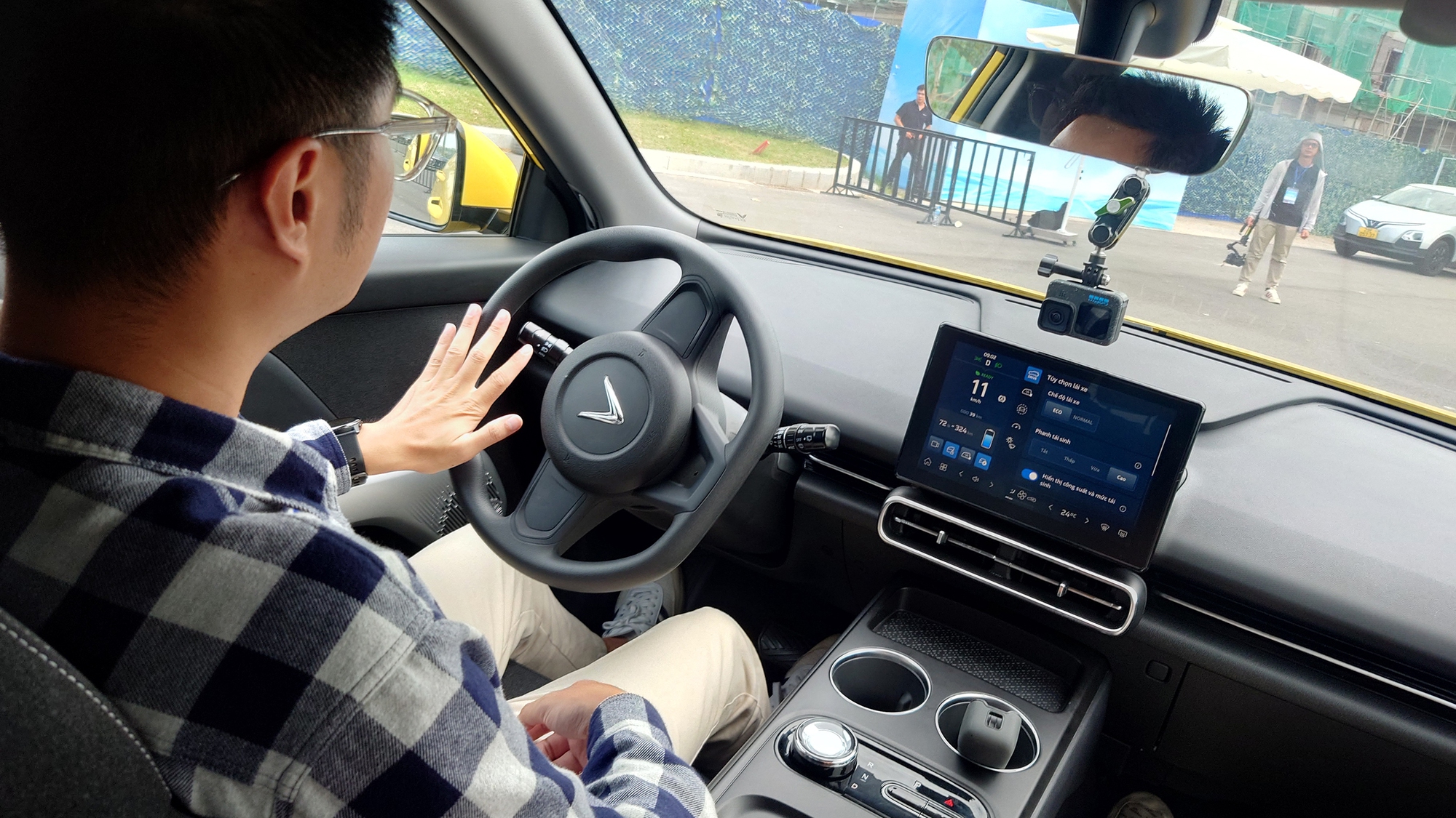 Cầm lái thực tế VinFast Limo Green giá 749 triệu đồng: Lái ngon bất ngờ, mượt như xe tiền tỷ- Ảnh 4.