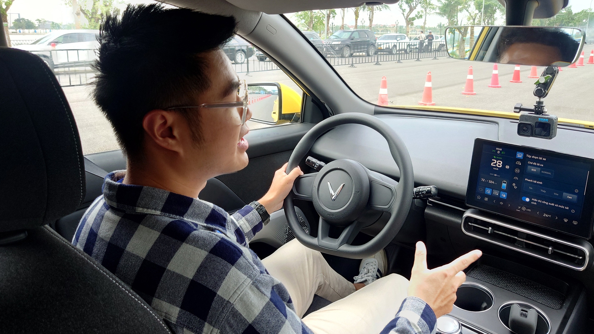 Cầm lái thực tế VinFast Limo Green giá 749 triệu đồng: Lái ngon bất ngờ, mượt như xe tiền tỷ- Ảnh 6.