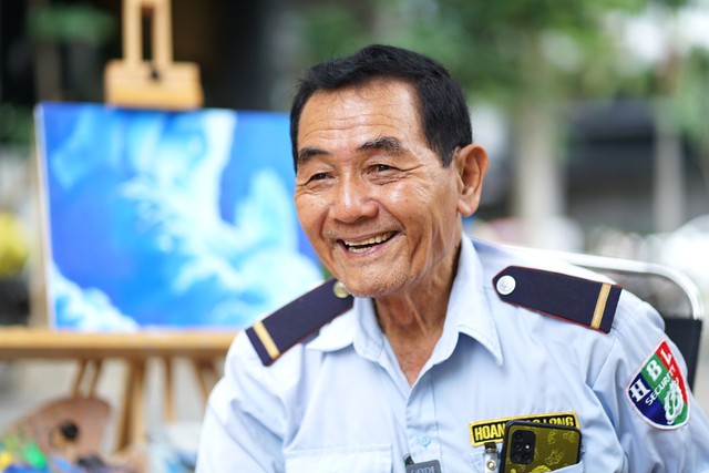 Chuyện của bác "họa sĩ trông xe" dễ thương nhất TP.HCM: Ai đi ngang cũng ngoái lại nhìn!- Ảnh 1.