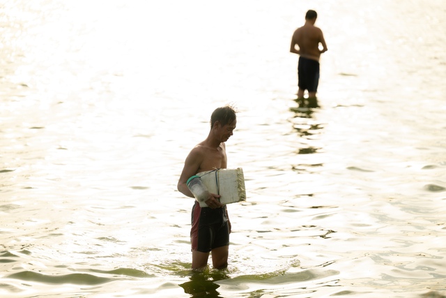 Cảnh tượng lạ trong những chiều Hà Nội 40 độ C- Ảnh 3.