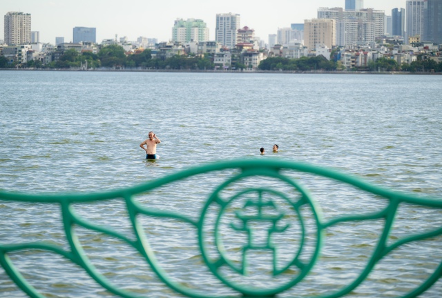 Cảnh tượng lạ trong những chiều Hà Nội 40 độ C- Ảnh 4.