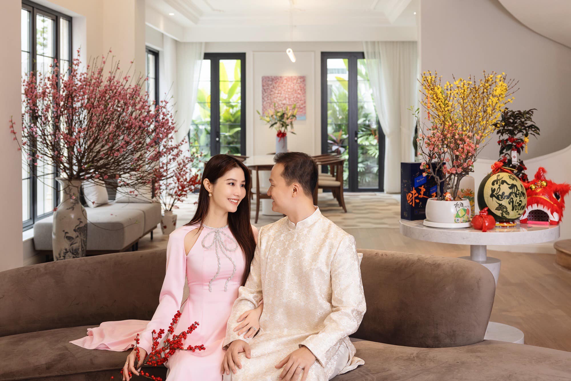 Người đẹp showbiz Việt làm dâu hào môn của gia tộc kín tiếng: Được bố mẹ chồng tặng biệt thự siêu đắt đỏ, sống đời thượng lưu nhưng không phô trương- Ảnh 2. Người đẹp showbiz Việt làm dâu hào môn của gia tộc kín tiếng: Được bố mẹ chồng tặng biệt thự siêu đắt đỏ, sống đời thượng lưu nhưng không phô trương- Ảnh 2.