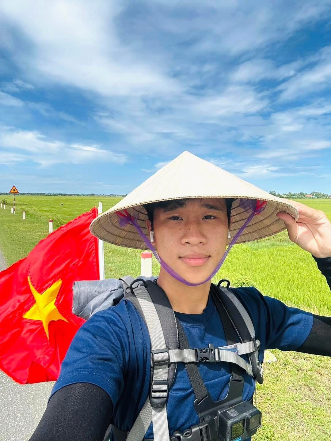 Chàng trai đạp xe Thống Nhất đi 1.800km nổi tiếng dịp 30/4 giờ ra sao?- Ảnh 1. Chàng trai đạp xe Thống Nhất đi 1.800km nổi tiếng dịp 30/4 giờ ra sao?- Ảnh 1.