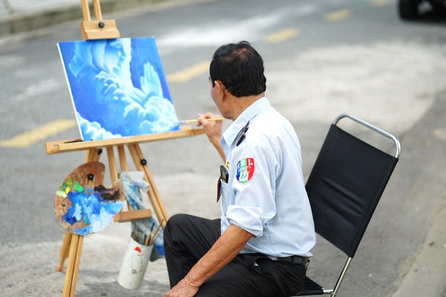 Chuyện của bác "họa sĩ trông xe" dễ thương nhất TP.HCM: Ai đi ngang cũng ngoái lại nhìn!- Ảnh 2.