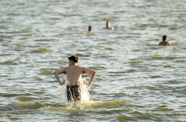 Cảnh tượng lạ trong những chiều Hà Nội 40 độ C- Ảnh 6.