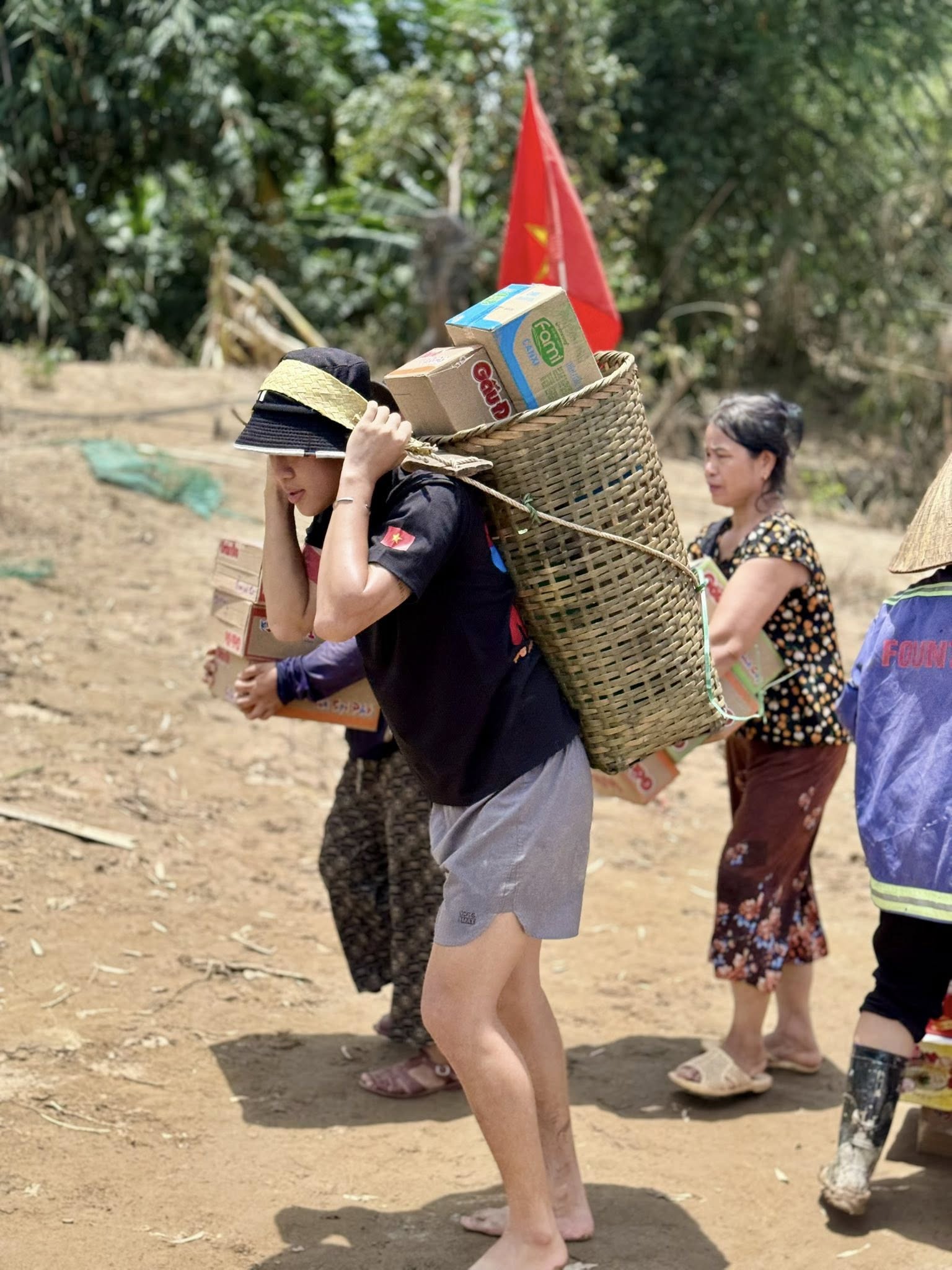 Chàng trai đạp xe Thống Nhất đi 1.800km nổi tiếng dịp 30/4 giờ ra sao?- Ảnh 2. Chàng trai đạp xe Thống Nhất đi 1.800km nổi tiếng dịp 30/4 giờ ra sao?- Ảnh 2.