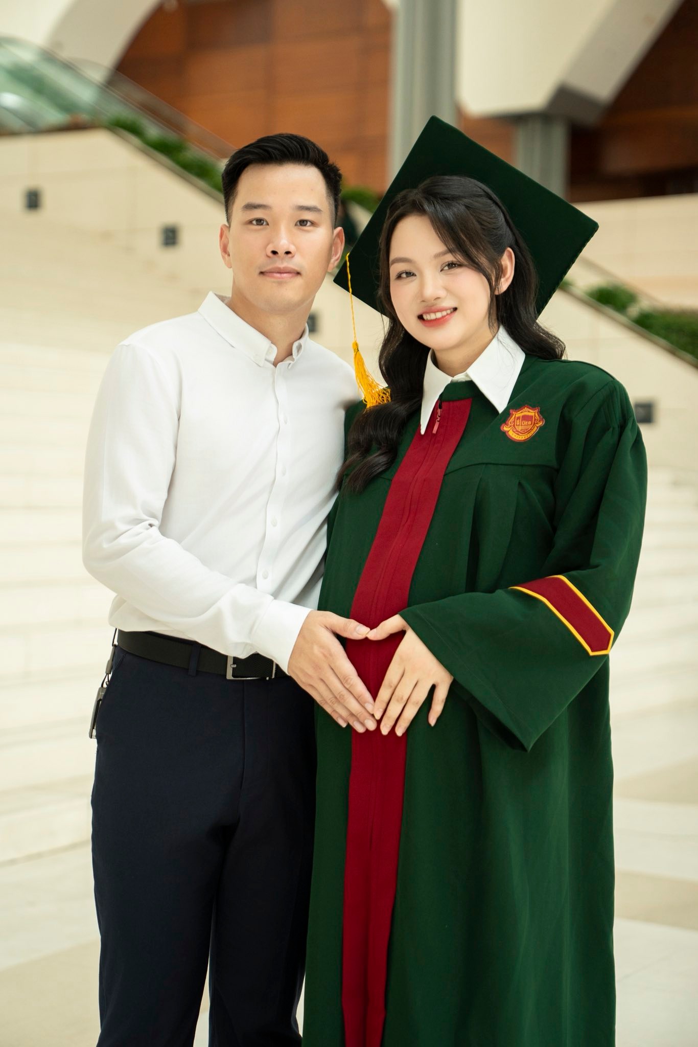 Hoa khôi bóng chuyền Thu Hoài bụng bầu lên nhận bằng tốt nghiệp đại học xuất sắc, nhan sắc mới đỉnh- Ảnh 5. Hoa khôi bóng chuyền Thu Hoài bụng bầu lên nhận bằng tốt nghiệp đại học xuất sắc, nhan sắc mới đỉnh- Ảnh 5.
