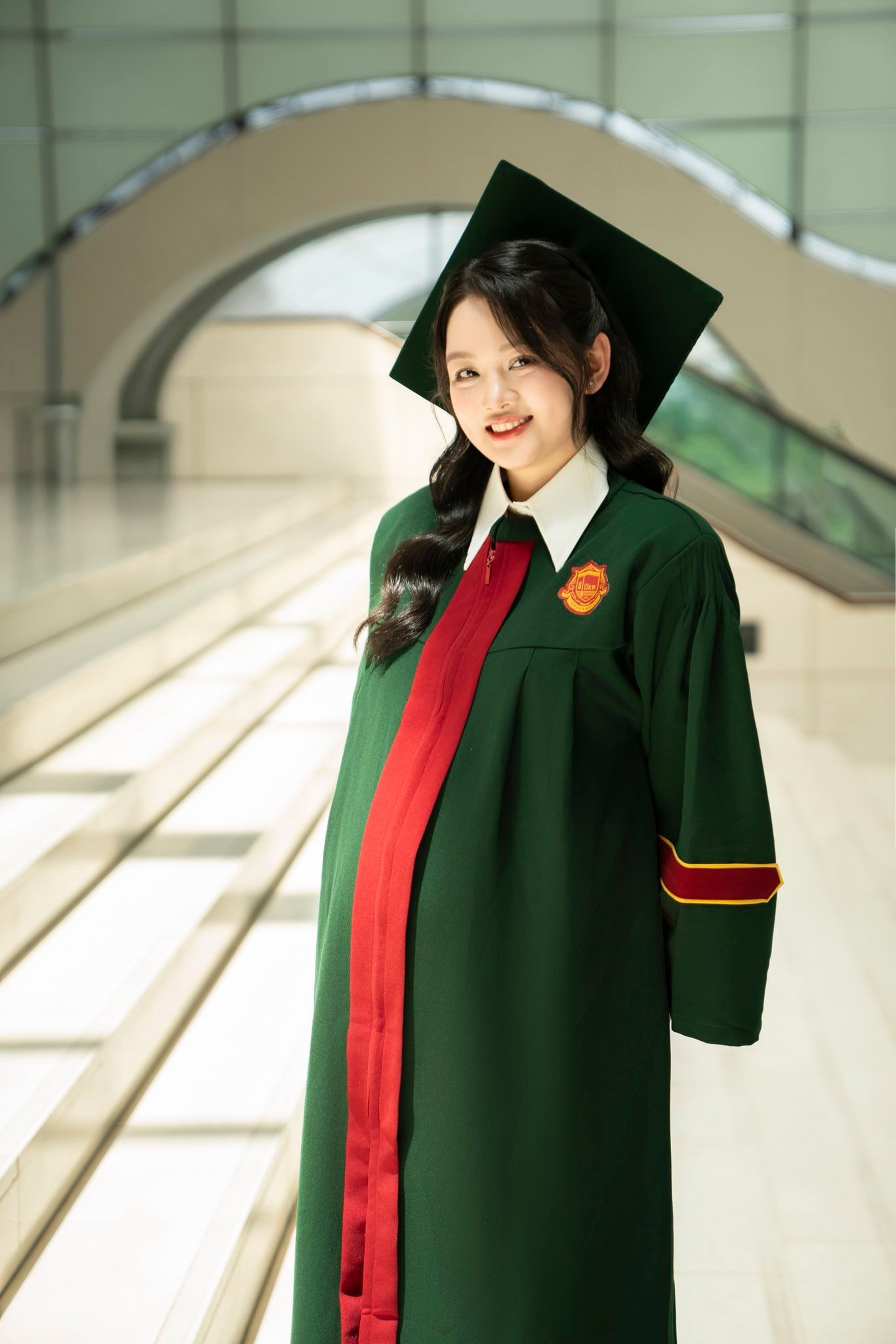 Hoa khôi bóng chuyền Thu Hoài bụng bầu lên nhận bằng tốt nghiệp đại học xuất sắc, nhan sắc mới đỉnh- Ảnh 4. Hoa khôi bóng chuyền Thu Hoài bụng bầu lên nhận bằng tốt nghiệp đại học xuất sắc, nhan sắc mới đỉnh- Ảnh 4.