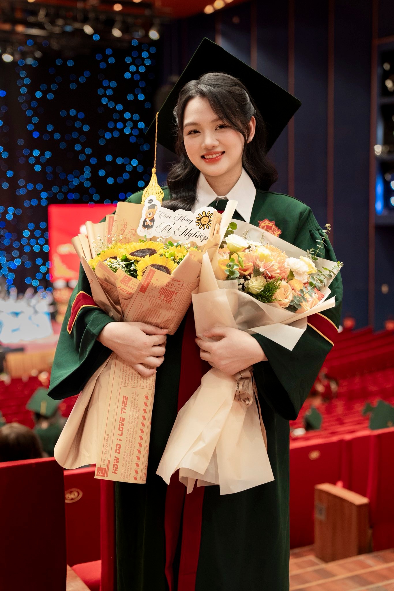 Hoa khôi bóng chuyền Thu Hoài bụng bầu lên nhận bằng tốt nghiệp đại học xuất sắc, nhan sắc mới đỉnh- Ảnh 1. Hoa khôi bóng chuyền Thu Hoài bụng bầu lên nhận bằng tốt nghiệp đại học xuất sắc, nhan sắc mới đỉnh- Ảnh 1.