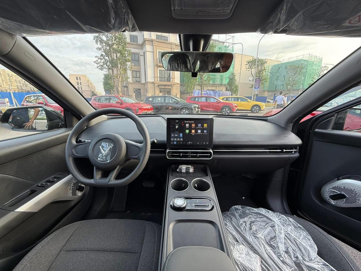 VinFast chính thức bàn giao mẫu MPV Limo Green đầu tiên cho khách hàng: giá 749 triệu đồng, trang bị xịn xò đe dọa Xpander, XL7, Veloz Cross- Ảnh 6. VinFast chính thức bàn giao mẫu MPV Limo Green đầu tiên cho khách hàng: giá 749 triệu đồng, trang bị xịn xò đe dọa Xpander, XL7, Veloz Cross- Ảnh 6.