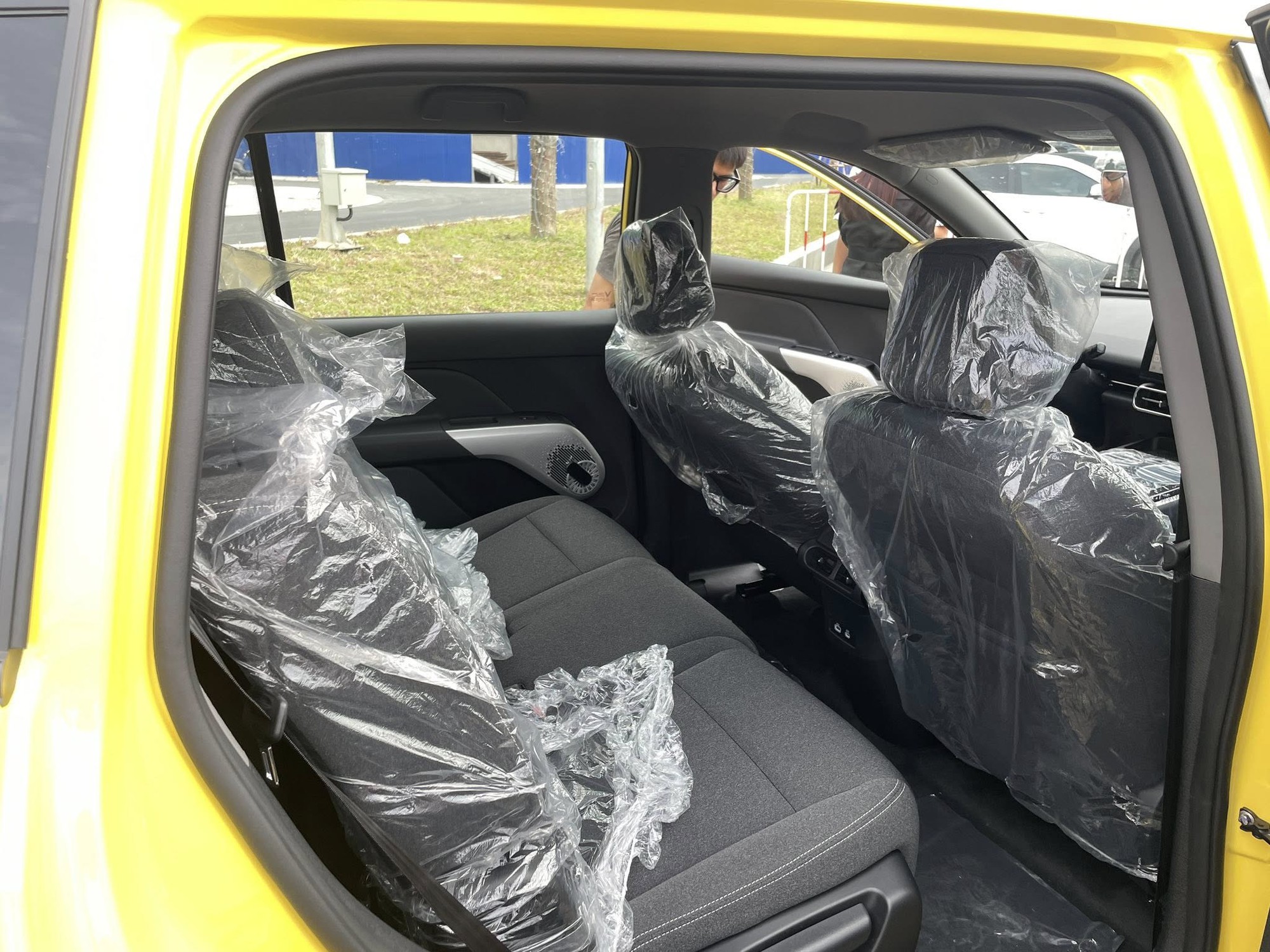 VinFast chính thức bàn giao mẫu MPV Limo Green đầu tiên cho khách hàng: giá 749 triệu đồng, trang bị xịn xò đe dọa Xpander, XL7, Veloz Cross- Ảnh 5. VinFast chính thức bàn giao mẫu MPV Limo Green đầu tiên cho khách hàng: giá 749 triệu đồng, trang bị xịn xò đe dọa Xpander, XL7, Veloz Cross- Ảnh 5.
