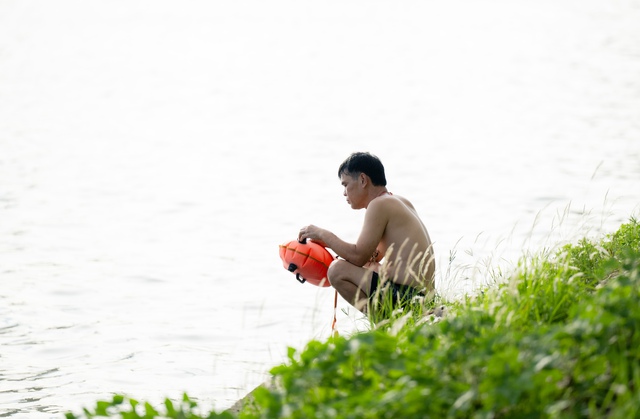 Cảnh tượng lạ trong những chiều Hà Nội 40 độ C- Ảnh 7.