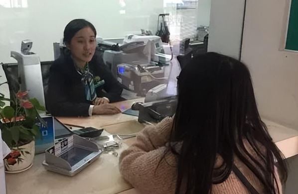 Chuyển 36 triệu đồng vào tài khoản miễn phí thường niên trọn đời sau 10 năm, người phụ nữ bị trừ hơn 3 triệu trong 1 ngày, ngân hàng giải thích: “Hợp đồng đã được thay mới”- Ảnh 1. Chuyển 36 triệu đồng vào tài khoản miễn phí thường niên trọn đời sau 10 năm, người phụ nữ bị trừ hơn 3 triệu trong 1 ngày, ngân hàng giải thích: “Hợp đồng đã được thay mới”- Ảnh 1.