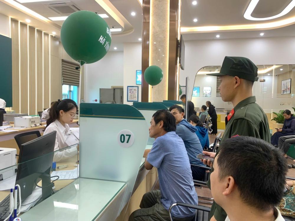 Ngân hàng thông báo có 30 triệu chuyển vào tài khoản, nam cảnh sát xác nhận số tiền không liên quan đến mình, nhanh chóng trả lại toàn bộ- Ảnh 1.