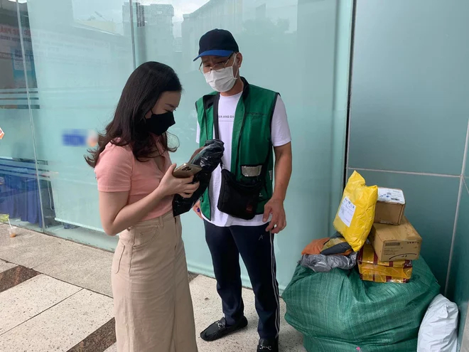 Nghề tay trái hái ra tiền chốn công sở: Chị lao công kiêm shipper chuyên nghiệp, sảnh văn phòng thành 'xóm chợ online'- Ảnh 2.