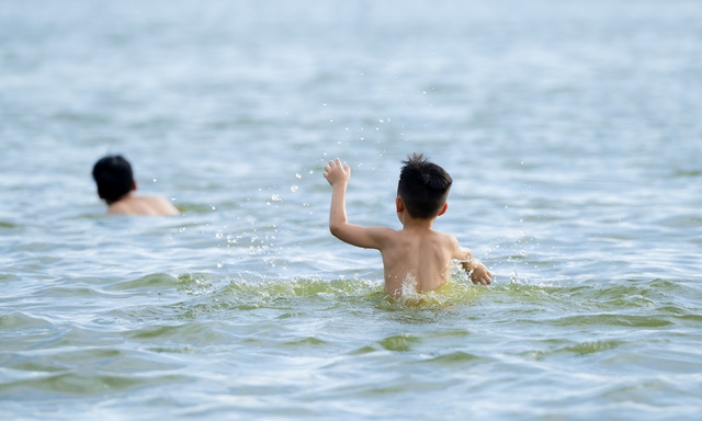 Cảnh tượng lạ trong những chiều Hà Nội 40 độ C- Ảnh 8.